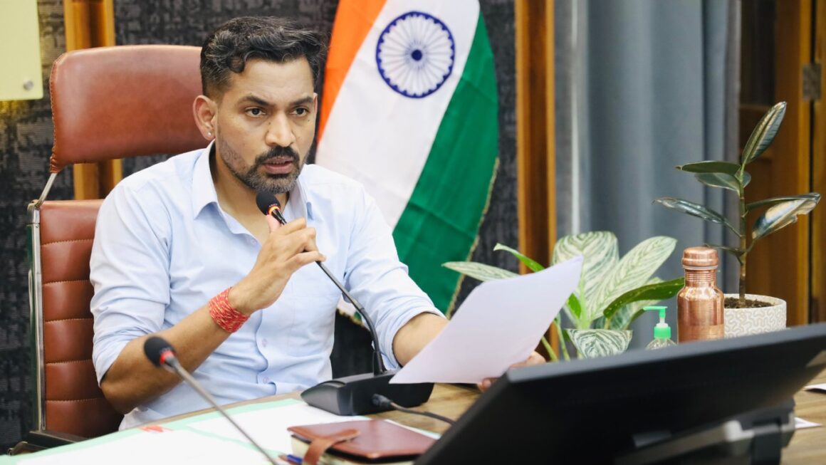 मानसून तैयारियों पर डीएम आशीष चौहान सख्त, जलभराव से लेकर जर्जर भवनों तक अधिकारियों को दिए कड़े निर्देश