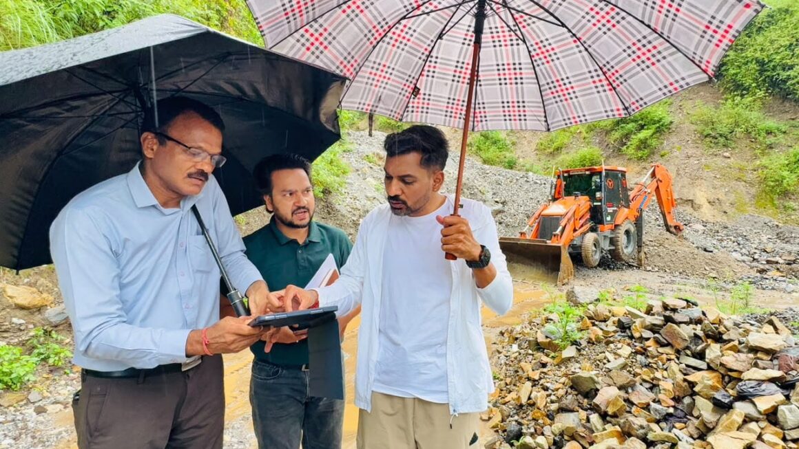 भारी बारिश के बीच ग्राउंड जीरो पर उतरे डीएम, कार्लीगाढ़, सहस्रधारा और सपेरा बस्ती का लिया जायजा, दिए सुरक्षा के सख्त निर्देश
