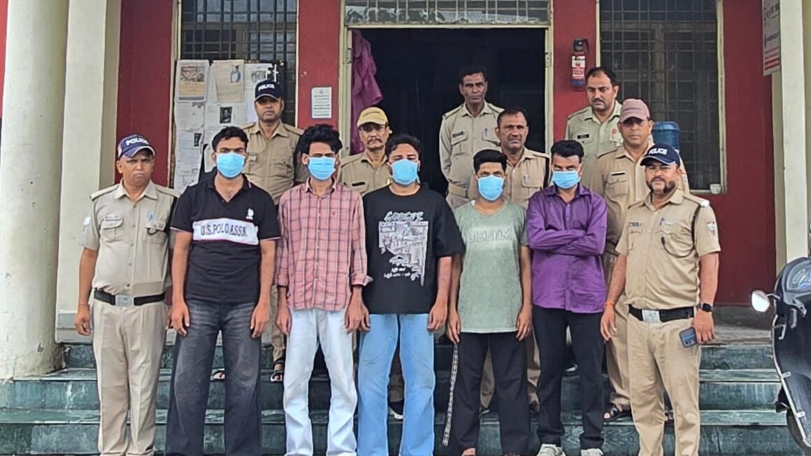 सार्वजनिक स्थान पर हंगामा कर रहे 5 लोग गिरफ्तार, दून पुलिस की कार्रवाई