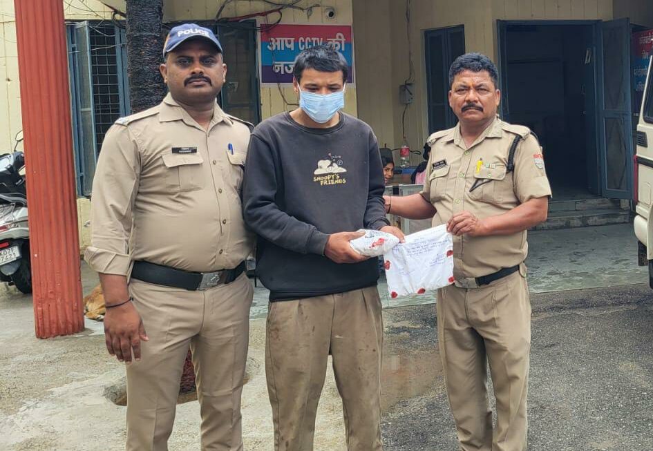एटीएम तोड़कर चोरी की कोशिश नाकाम, आरोपी रंगे हाथ गिरफ्तार