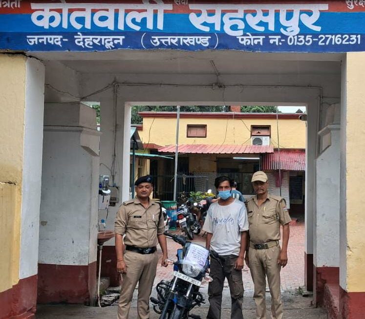 नंबर प्लेट हटाकर सहारनपुर बेचने ले जा रहा था बाइक, ऑपरेशन प्रहार के तहत सहसपुर पुलिस की बड़ी कार्रवाई