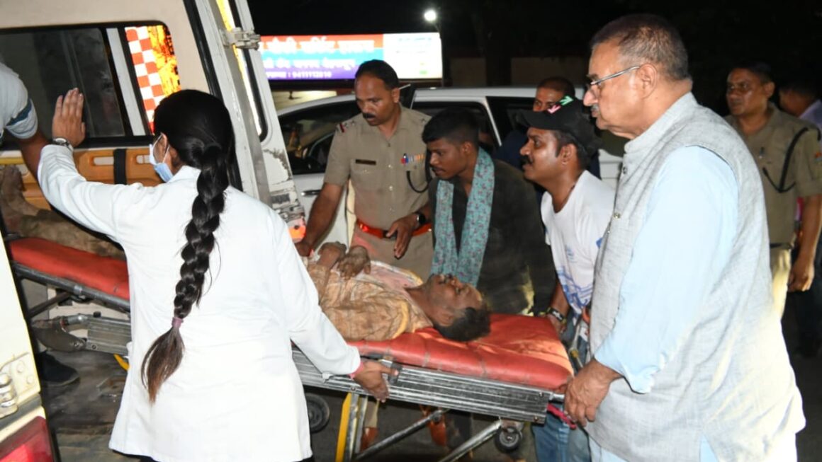गढ़ी कैंट में मलबा गिरने से दो श्रमिक दबे, कैबिनेट मंत्री गणेश जोशी ने कराया रेस्क्यू