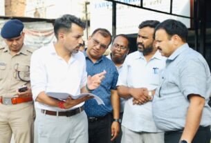 आढ़त बाजार–तहसील चौक सड़क चौड़ीकरण परियोजना का डीएम ने किया निरीक्षण, मुआवजा प्रक्रिया में तेजी के निर्देश