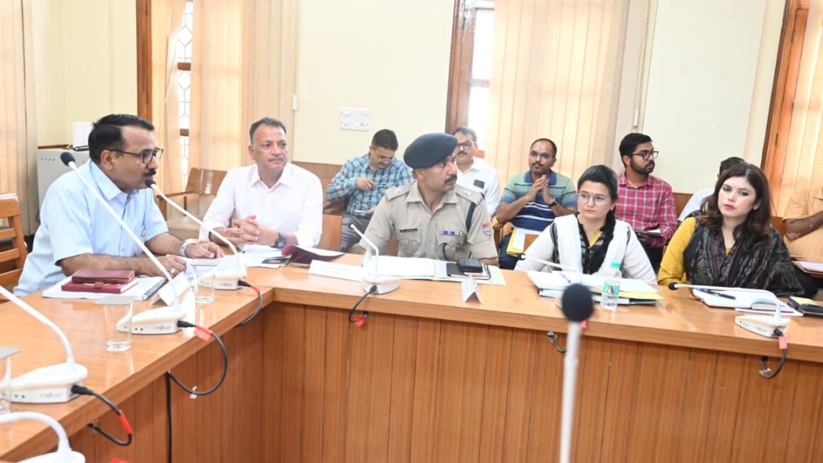 विकास कार्यों में लापरवाही पर डीएम ललित मोहन रयाल सख्त, 15 दिन में लंबित कार्य पूरे करने के निर्देश