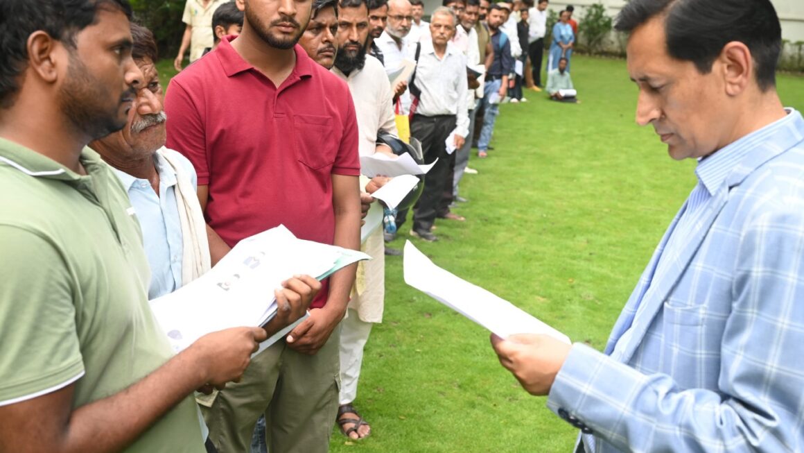 जनता मिलन में आयुक्त दीपक रावत का एक्शन, भूमि विवाद से लेकर धोखाधड़ी तक कई मामलों में दिए तत्काल निर्देश