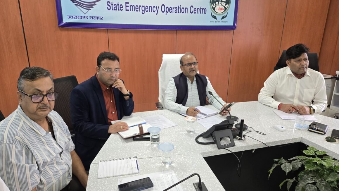 ऑरेंज अलर्ट के बीच सरकार अलर्ट मोड में, ग्रामीण सड़कें जल्द खोलने के निर्देश