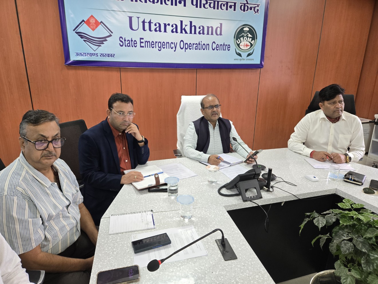 ऑरेंज अलर्ट के बीच सरकार अलर्ट मोड में, ग्रामीण सड़कें जल्द खोलने के निर्देश