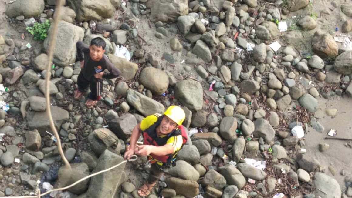 कोटद्वार में बढ़ते जलस्तर के बीच नदी में फंसे 12 वर्षीय बालक को SDRF ने रोप रेस्क्यू से बचाया