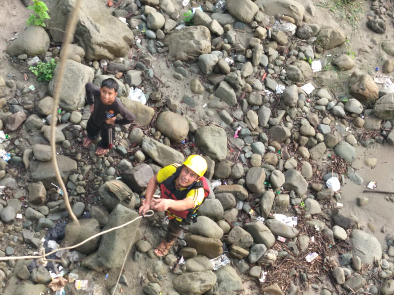 कोटद्वार में बढ़ते जलस्तर के बीच नदी में फंसे 12 वर्षीय बालक को SDRF ने रोप रेस्क्यू से बचाया