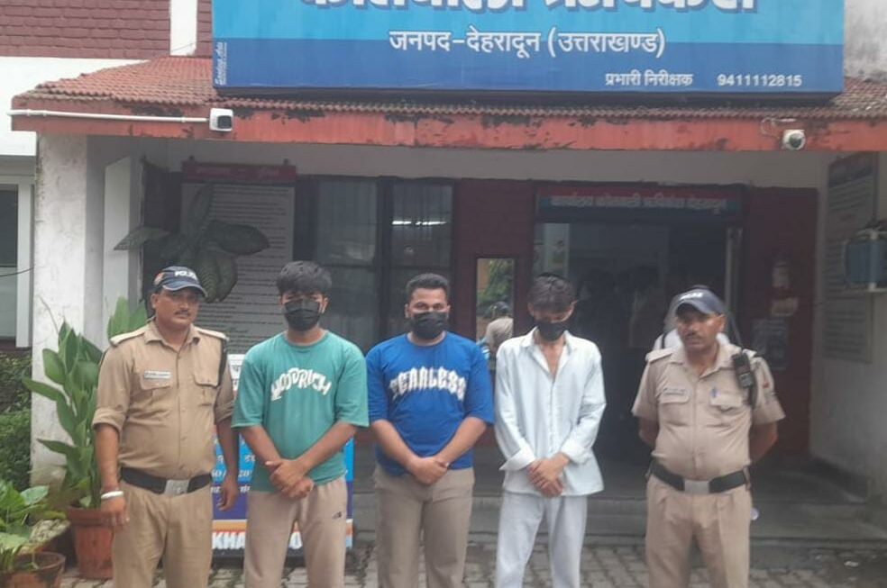 ऋषिकेश में दुकान पर कब्जे को लेकर हंगामा, लोक शांति भंग करने के आरोप में तीन युवक गिरफ्तार