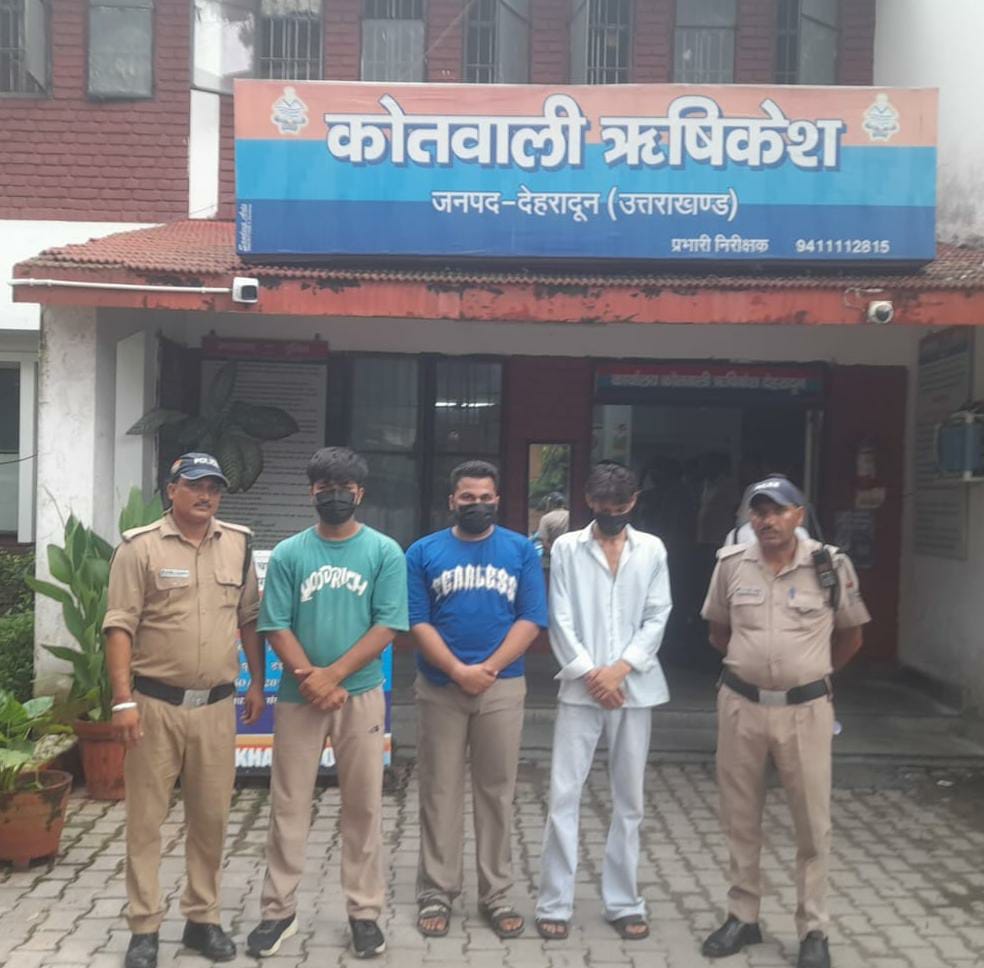 ऋषिकेश में दुकान पर कब्जे को लेकर हंगामा, लोक शांति भंग करने के आरोप में तीन युवक गिरफ्तार