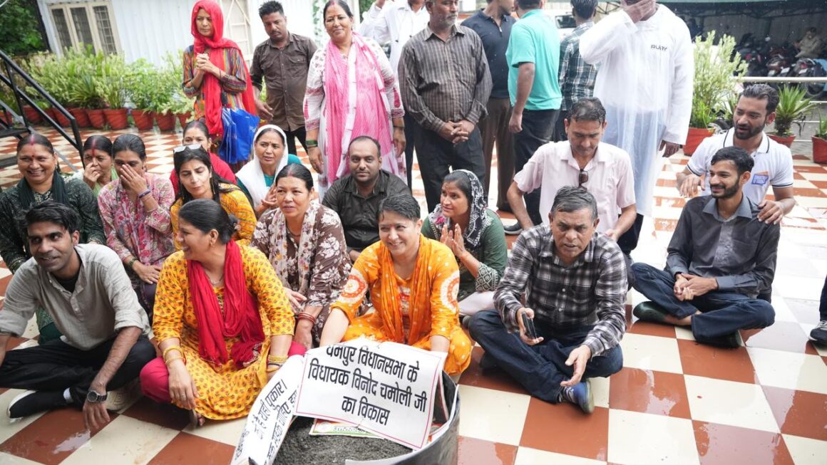 धर्मपुर की बदहाल सड़कों पर फूटा जनाक्रोश, महिला कांग्रेस ने पीडब्ल्यूडी कार्यालय का किया घेराव