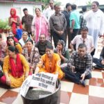 धर्मपुर की बदहाल सड़कों पर फूटा जनाक्रोश, महिला कांग्रेस ने पीडब्ल्यूडी कार्यालय का किया घेराव
