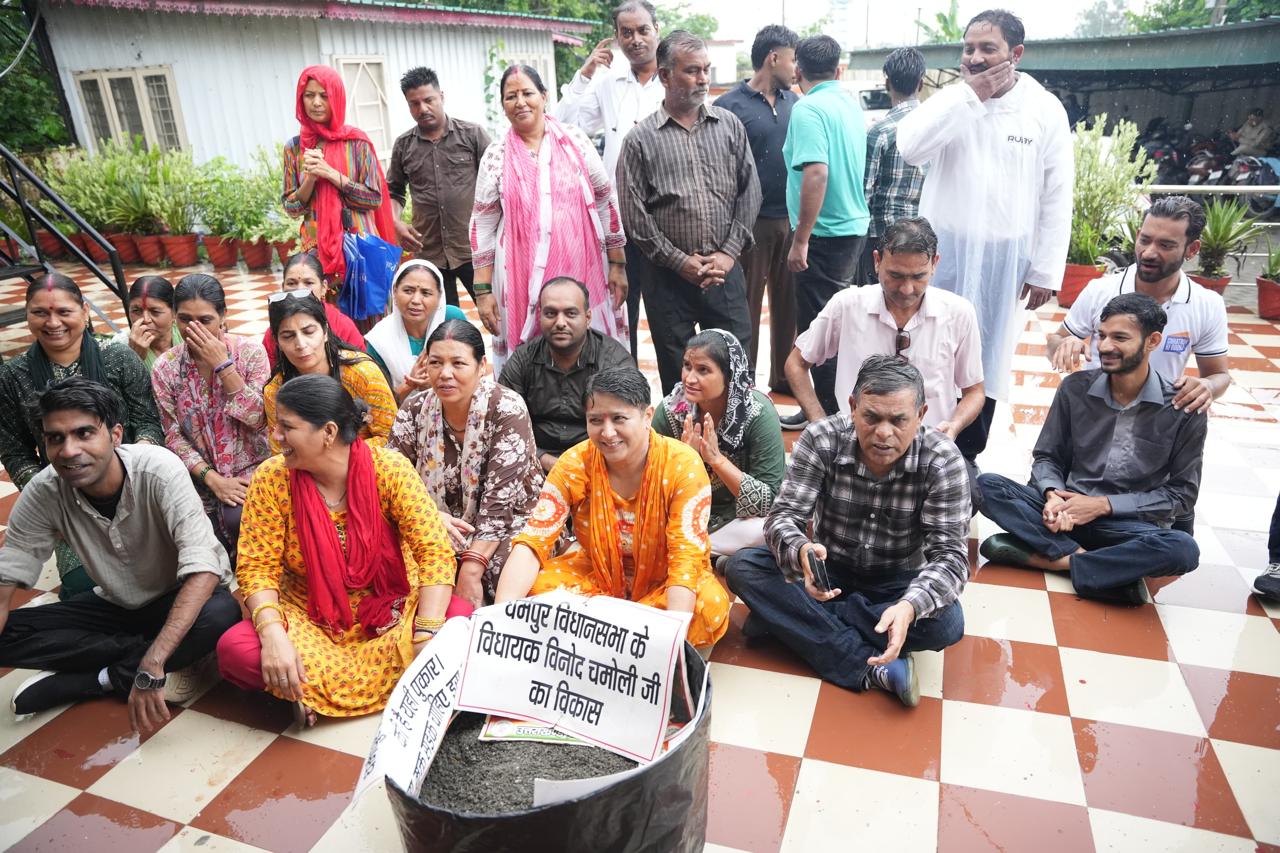 धर्मपुर की बदहाल सड़कों पर फूटा जनाक्रोश, महिला कांग्रेस ने पीडब्ल्यूडी कार्यालय का किया घेराव