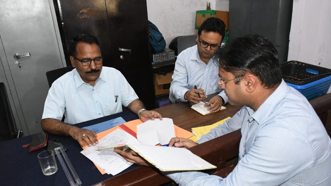 हल्द्वानी तहसील में डीएम का औचक निरीक्षण, एक साल से लंबित भूमि सीमांकन मामलों पर जताई नाराजगी