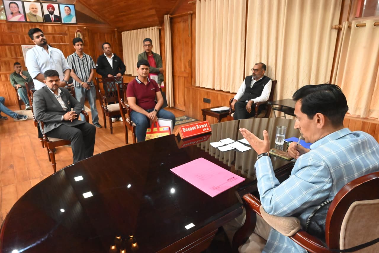 जनसुनवाई में आयुक्त दीपक रावत ने सुनीं लोगों की समस्याएं, कई मामलों का मौके पर कराया समाधान
