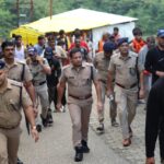 धूप, चढ़ाई और 10 KM का पैदल सफर… श्रद्धालुओं की सुरक्षा के लिए SSP पौड़ी ने किया जमीनी निरीक्षण