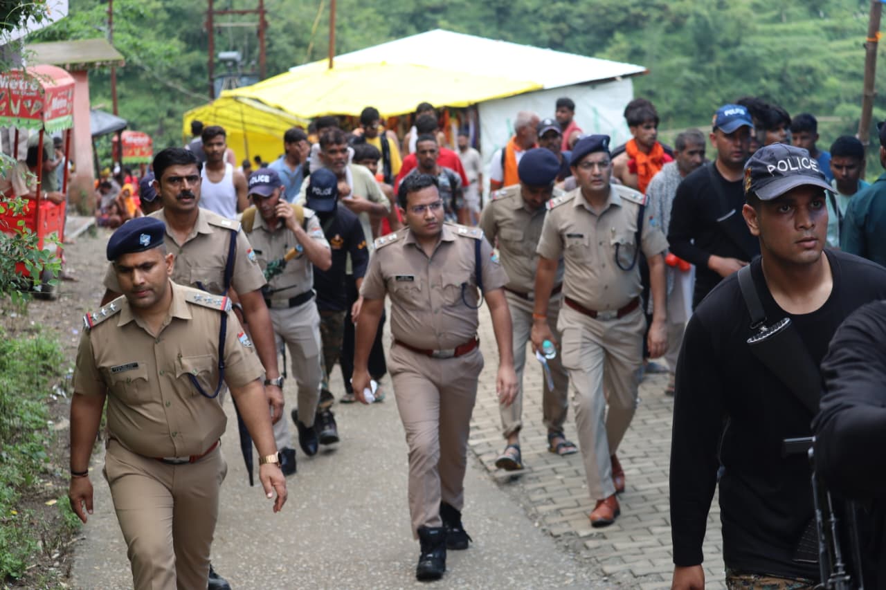 धूप, चढ़ाई और 10 KM का पैदल सफर… श्रद्धालुओं की सुरक्षा के लिए SSP पौड़ी ने किया जमीनी निरीक्षण