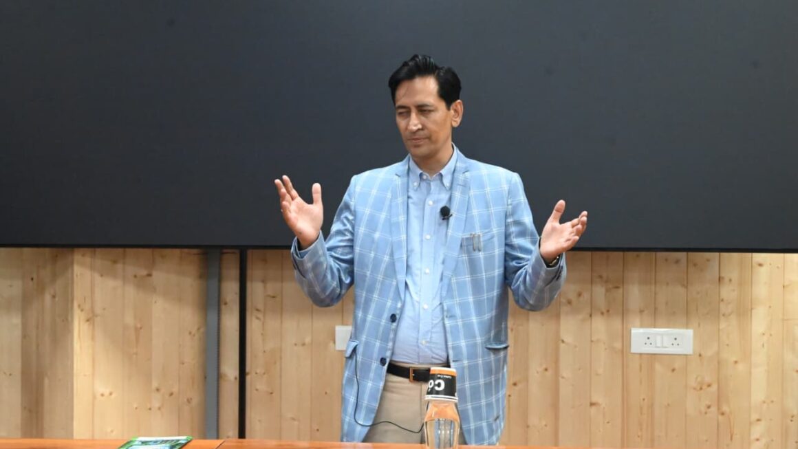 कुमाऊं आयुक्त ने आधारभूत प्रशिक्षण कार्यक्रम में सहभागियों को समझाए कमिश्नरी के कार्य
