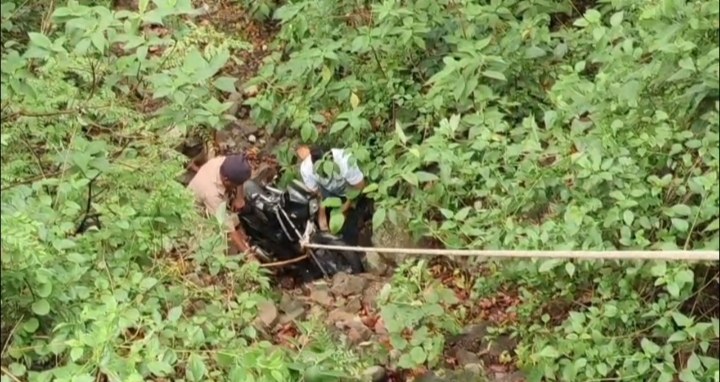 ब्रेकिंग : 30 मीटर गहरी खाई में गिरी हरियाणा नंबर की बाइक, कोटद्वार पुलिस ने सुरक्षित निकाली, मालिक की तलाश जारी
