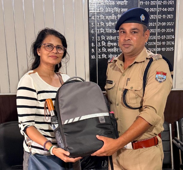 दून पुलिस फिर बनी मददगार, ऑटो में छूटे महिला के लैपटॉप व शोध सम्बन्धी महत्वपूर्ण डाटा को कम समय में ढूंढ़कर सौंपा महिला को 