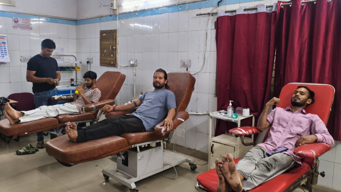 रैबार सांस्कृतिक समिति की अनूठी पहल, दून अस्पताल में स्वैच्छिक रक्तदान कर दिया मानवता का संदेश