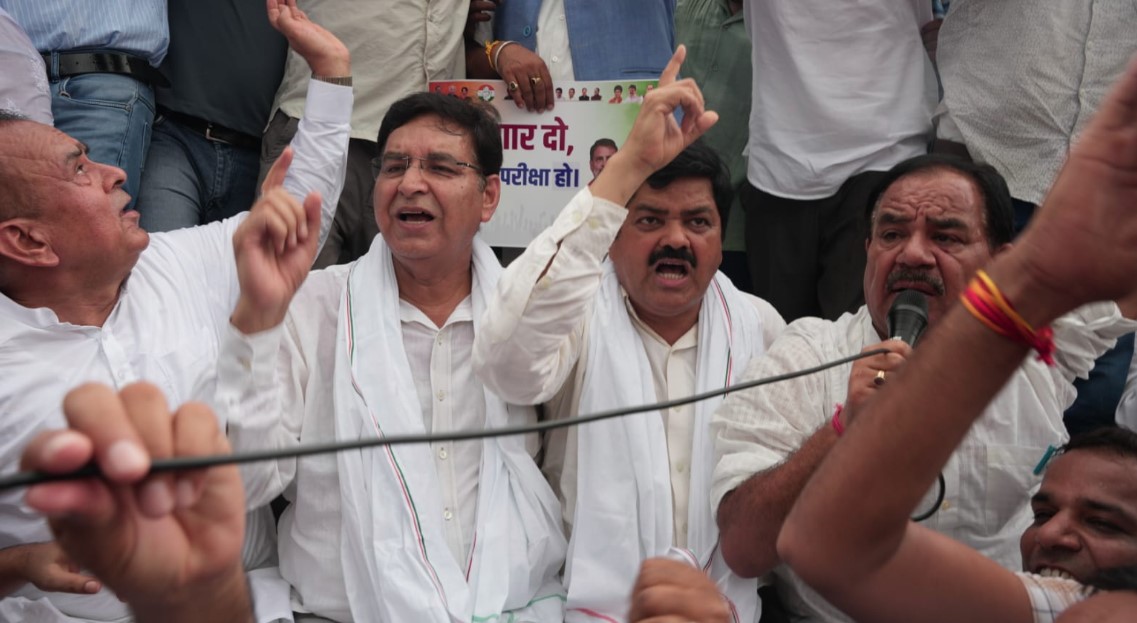 तकनीकी विश्वविद्यालय पेपर लीक मामले पर कांग्रेस का प्रदर्शन, विश्वविद्यालय का घेराव कर सरकार को घेरा
