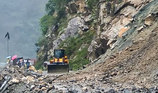 उत्तराखंड में बारिश का कहर, भूस्खलन से बदरीनाथ-गंगोत्री समेत कई नेशनल हाईवे बंद, मैदानी इलाकों में जलभराव