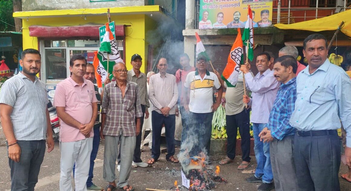 दुगड्डा में कांग्रेस का जोरदार विरोध प्रदर्शन, भाजपा एवं शिक्षा मंत्री धर्मेंद्र प्रधान का फूका पुतला
