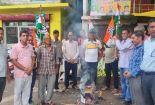 दुगड्डा में कांग्रेस का जोरदार विरोध प्रदर्शन, भाजपा एवं शिक्षा मंत्री धर्मेंद्र प्रधान का फूका पुतला