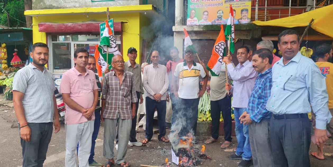 दुगड्डा में कांग्रेस का जोरदार विरोध प्रदर्शन, भाजपा एवं शिक्षा मंत्री धर्मेंद्र प्रधान का फूका पुतला
