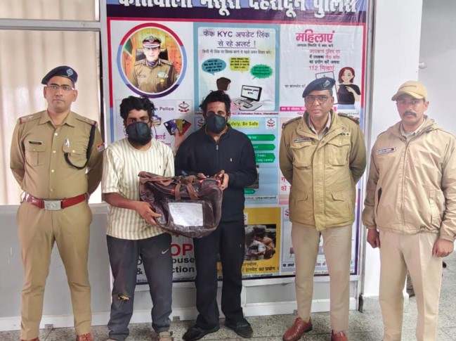 दून पुलिस की मुस्तैदी से चोरी की घटना को अंजाम देने वाले दो आरोपी रंगेहाथ गिरफ्तार