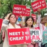 संसद परिसर में सपा का प्रदर्शन, NEET पेपर लीक मुद्दे पर सरकार को घेरा