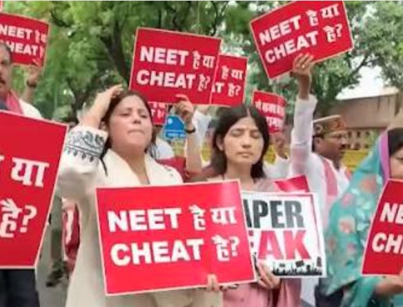 संसद परिसर में सपा का प्रदर्शन, NEET पेपर लीक मुद्दे पर सरकार को घेरा