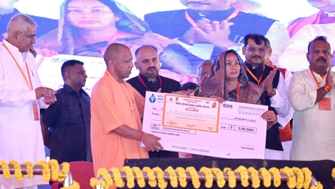 मुख्यमंत्री के हाथों योजनाओं का लाभ पाकर खिले लाभार्थियों के चेहरे