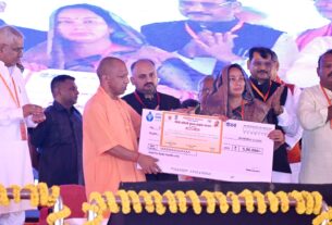 मुख्यमंत्री के हाथों योजनाओं का लाभ पाकर खिले लाभार्थियों के चेहरे