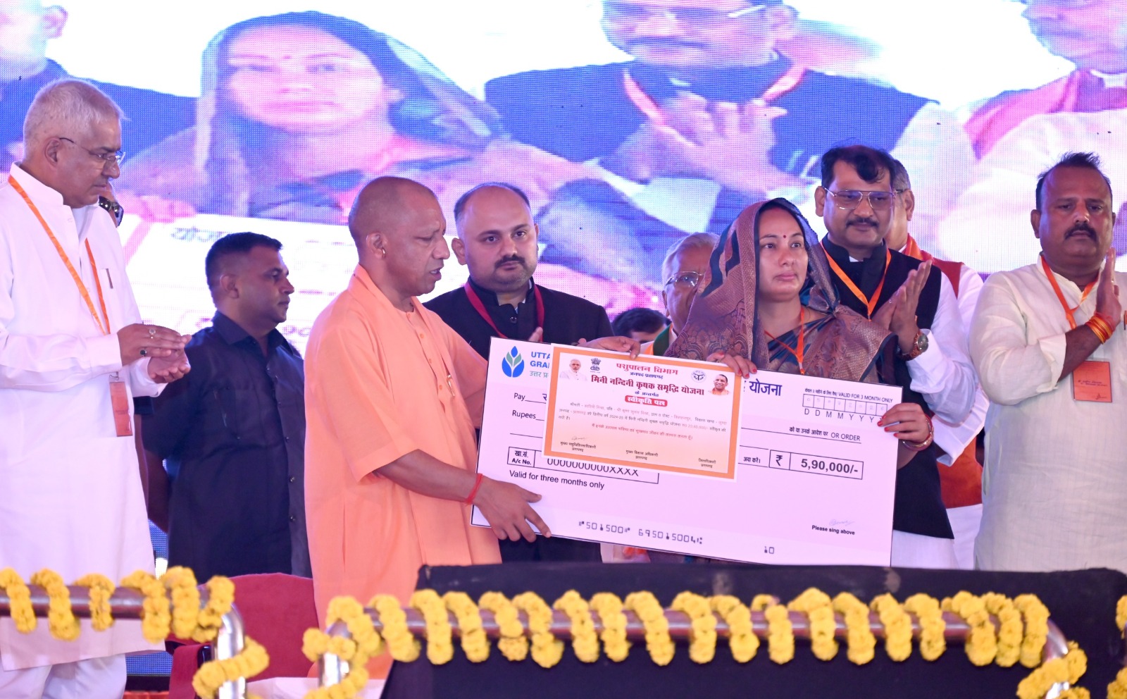 मुख्यमंत्री के हाथों योजनाओं का लाभ पाकर खिले लाभार्थियों के चेहरे