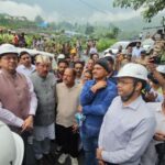 बेहद खराब मौसम के बीच भी पीपलकोटी पहुंचे मुख्यमंत्री धामी