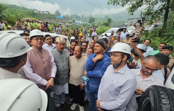 बेहद खराब मौसम के बीच भी पीपलकोटी पहुंचे मुख्यमंत्री धामी