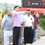 मुख्यमंत्री ने नंदा की चौकी पुल के एप्रोच रोड के पुनर्निर्माण कार्य का किया निरीक्षण