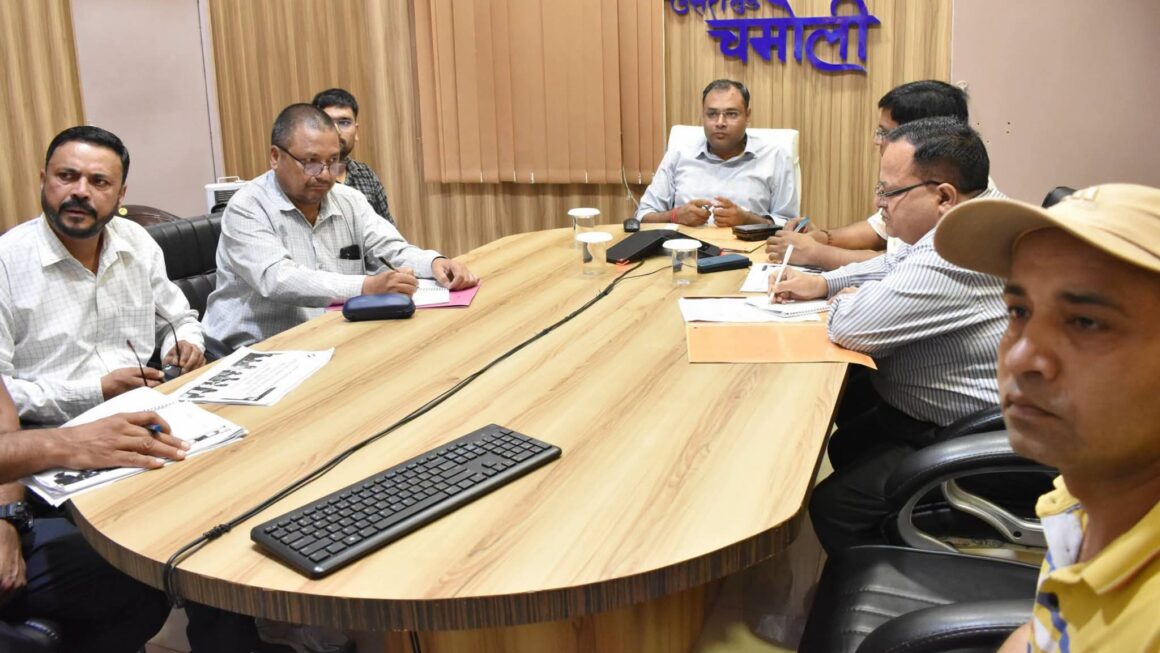 चमोली में निर्वाचक नामावली पुनरीक्षण तेज, डीएम ने दिए समयबद्ध नोटिस वितरण और निष्पक्ष सुनवाई के निर्देश