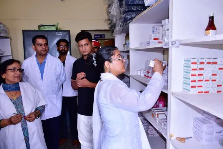 सीएचसी कांडा में व्यवस्थाओं का जायजा, डीएम ने दिए सख्त सुधार के निर्देश