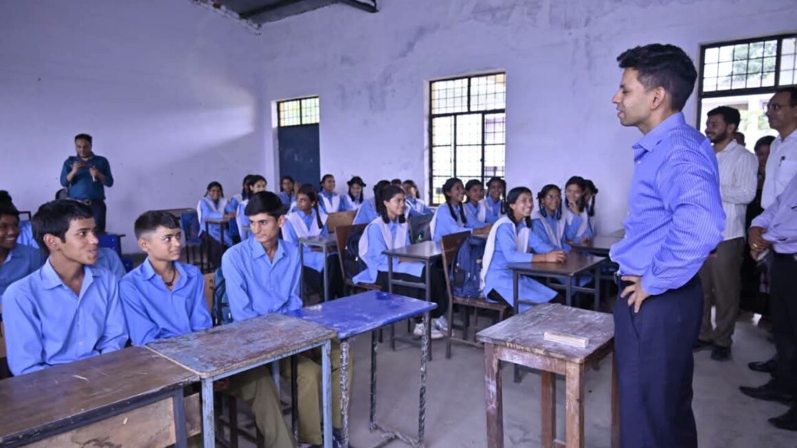 छात्रा से मारपीट के मामले में अतिथि शिक्षिका का अनुबंध समाप्त, डीएम ने दिए सख्त निर्देश