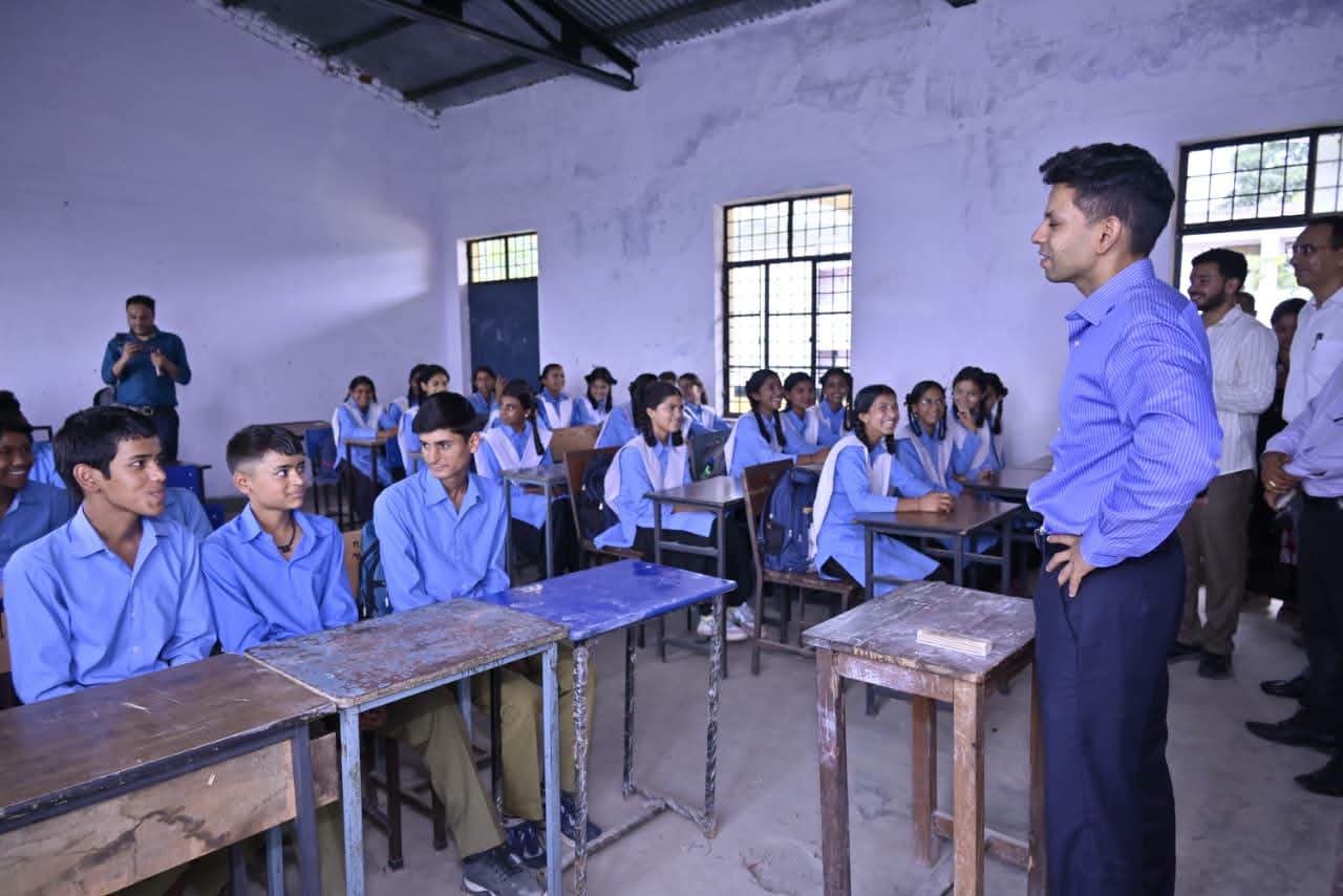 छात्रा से मारपीट के मामले में अतिथि शिक्षिका का अनुबंध समाप्त, डीएम ने दिए सख्त निर्देश