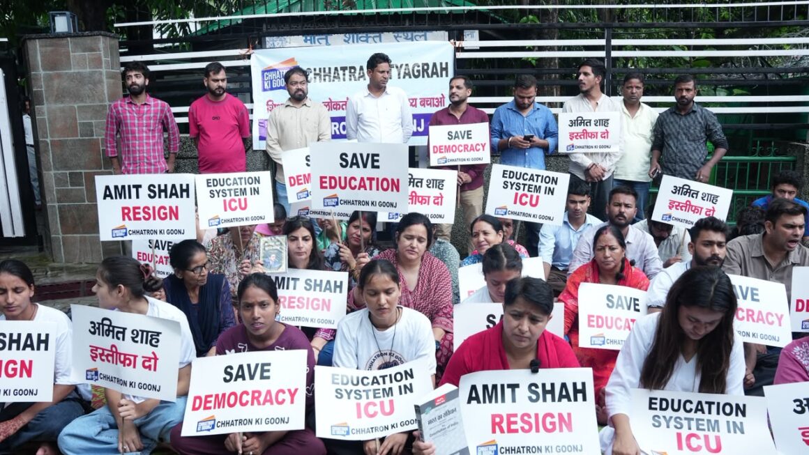 प्रदेश अध्यक्ष महिला कांग्रेस ज्योति रौतेला के नेतृत्व में डीएम कार्यालय का घेराव