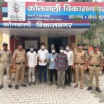 विकासनगर में सार्वजनिक स्थान पर जुआ खेल रहे पांच आरोपी गिरफ्तार, 8,150 रुपये और ताश की गड्डी बरामद