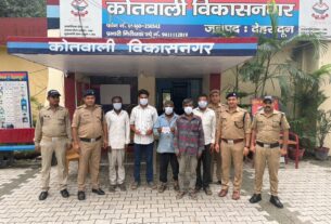 विकासनगर में सार्वजनिक स्थान पर जुआ खेल रहे पांच आरोपी गिरफ्तार, 8,150 रुपये और ताश की गड्डी बरामद