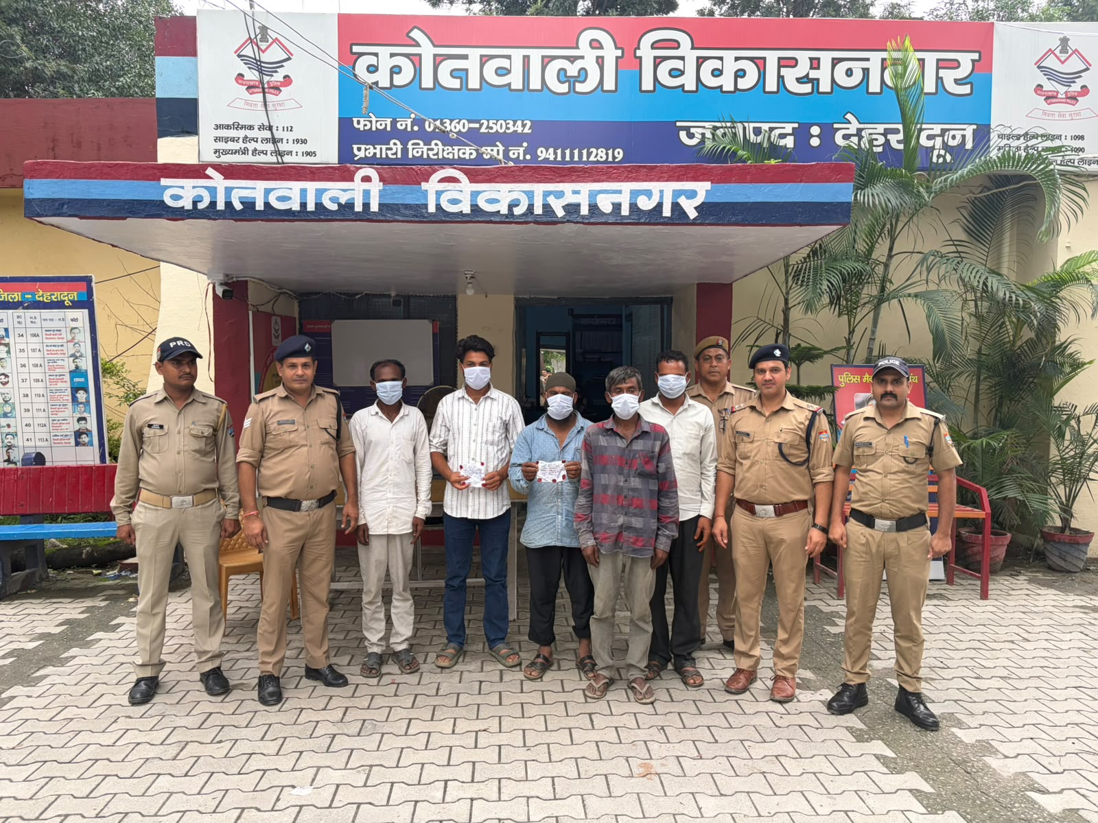 विकासनगर में सार्वजनिक स्थान पर जुआ खेल रहे पांच आरोपी गिरफ्तार, 8,150 रुपये और ताश की गड्डी बरामद