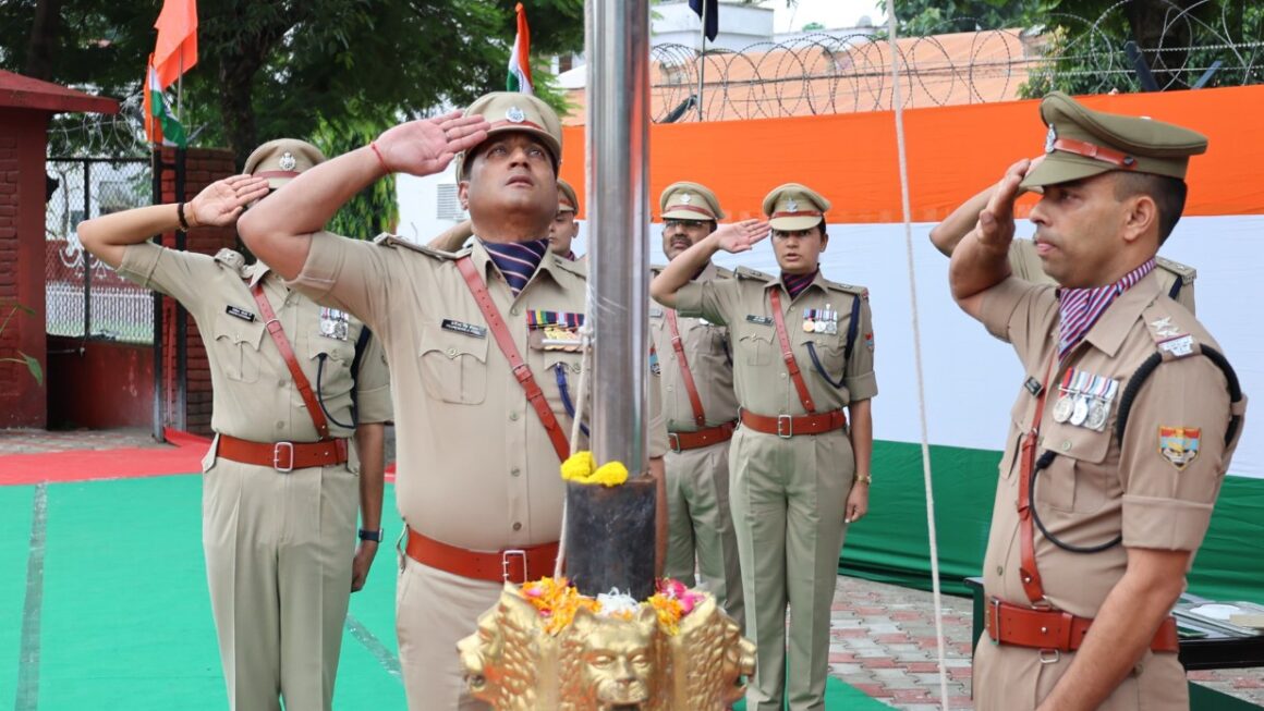 80 वें स्वतंत्रता दिवस के अवसर पर एसएसपी देहरादून द्वारा पुलिस लाइन देहरादून में किया ध्वजारोहण