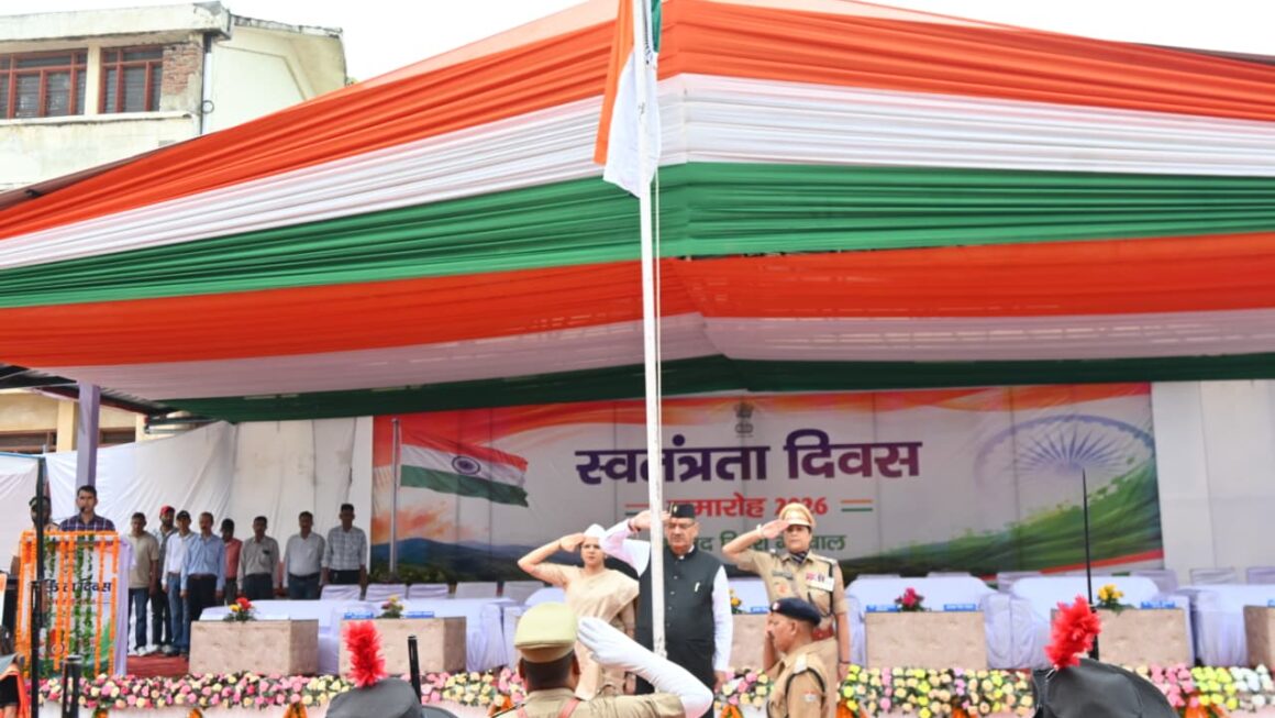 टिहरी में प्रभारी मंत्री गणेश जोशी ने किया ध्वजारोहण, स्वतंत्रता सेनानियों और शहीदों को किया नमन